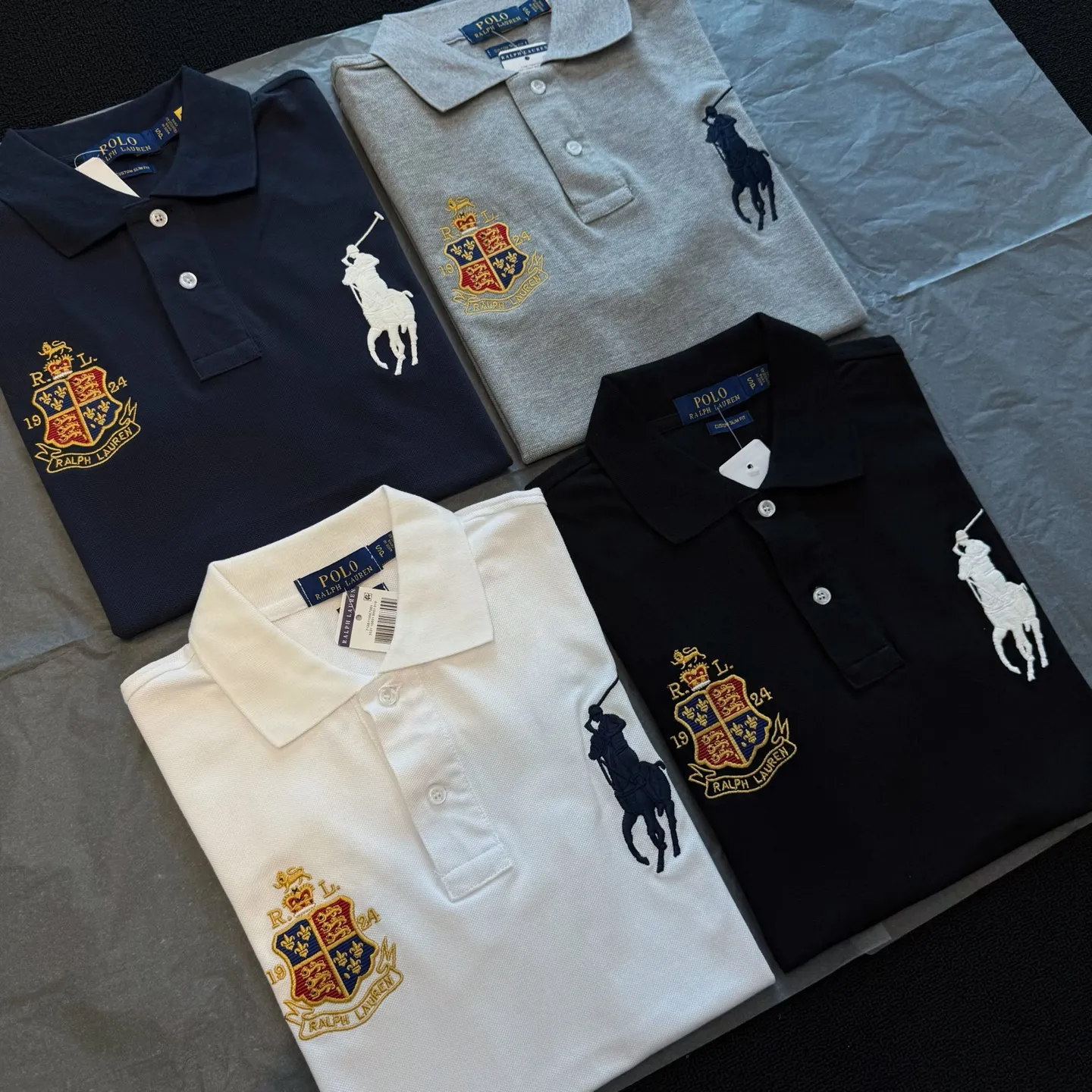 P170 Style No. RL01 (four colors) Ralph Lauren/Ralph Lauren Basic Malaysian Crown 👑Club emblem embroidered logo Big Pony Lapel Polo shirt T-shirt short-sleeved fabric 100% piqué cotton, imported embroidered logo on the chest, custom threaded collar, Malaysian embroidery, the highest version, suitable for business and leisure daily use! 🌘Two-button placket, laser logo pearlescent resin buttons, cuffs and hem using double-thread sewing technology, different currency versions, full set of original three-label accessories!   SIZE #S~XXL Color#Black Navy Gray White